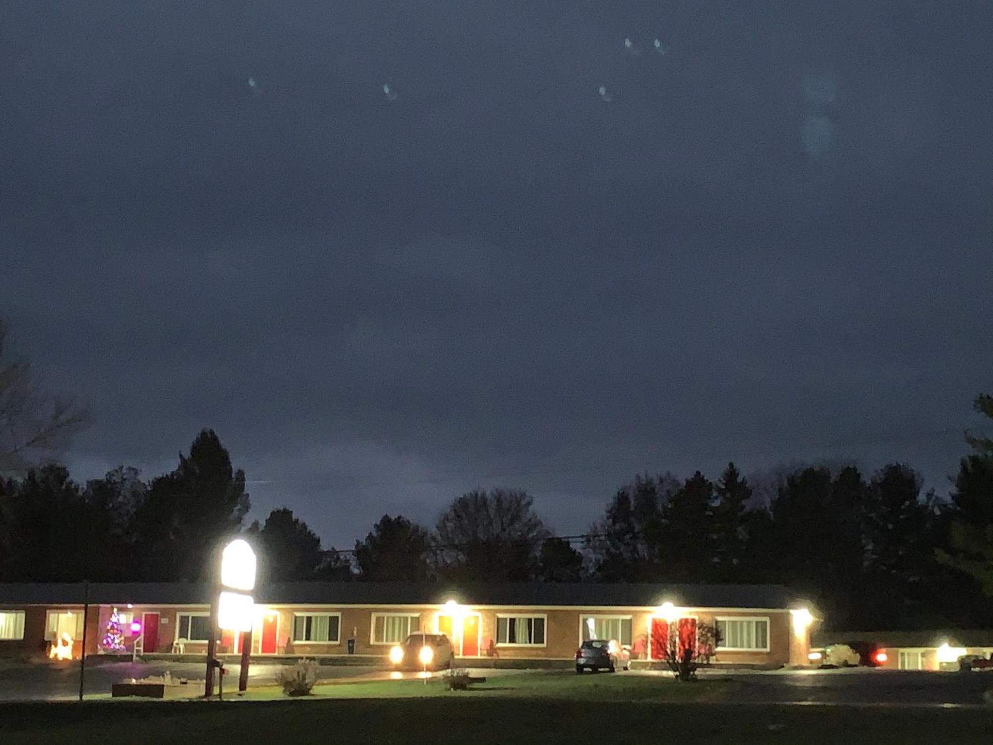 Baw Beese Inn Hillsdale Exterior photo